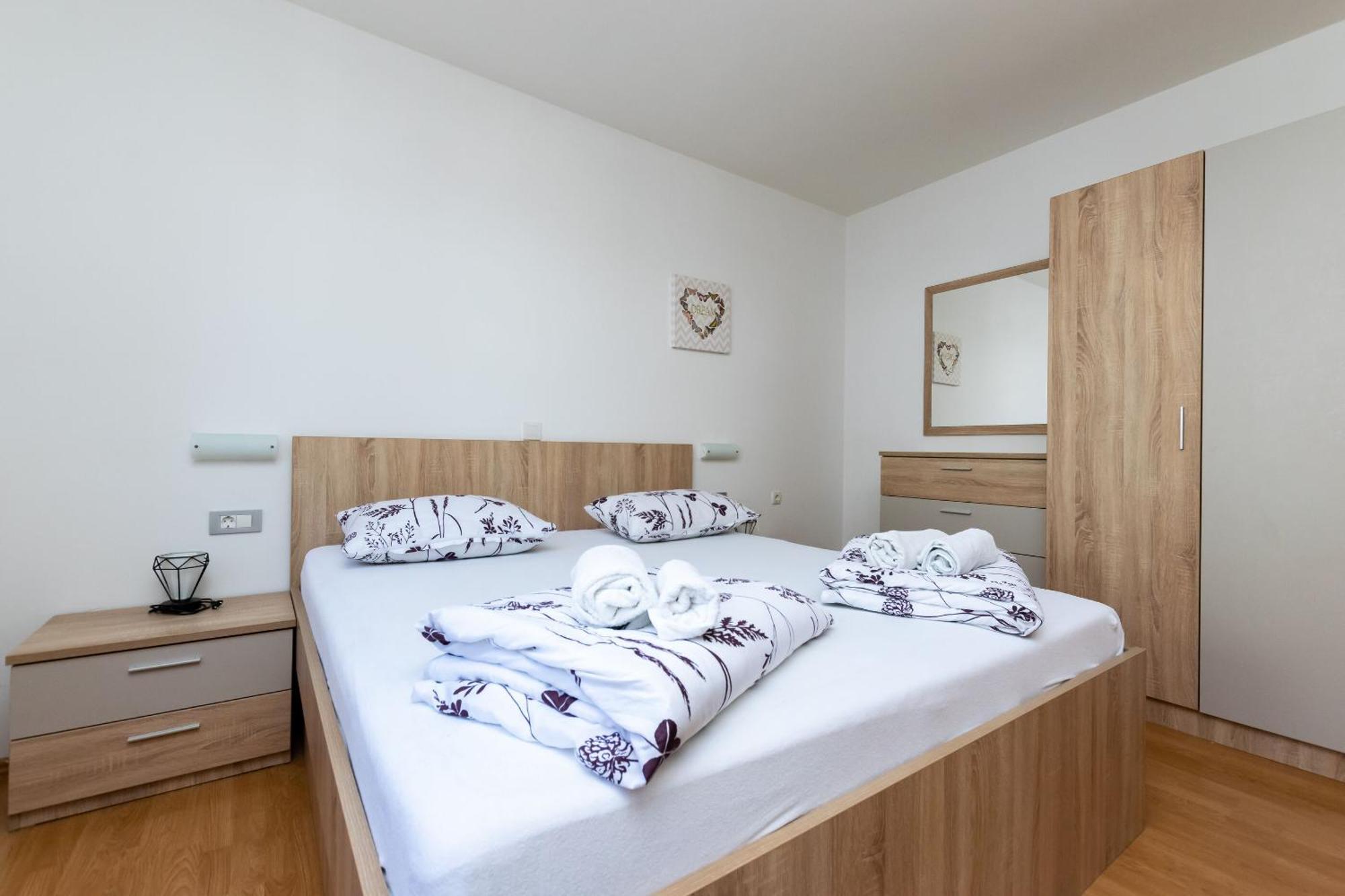 Apartments Miranda Лопар Экстерьер фото